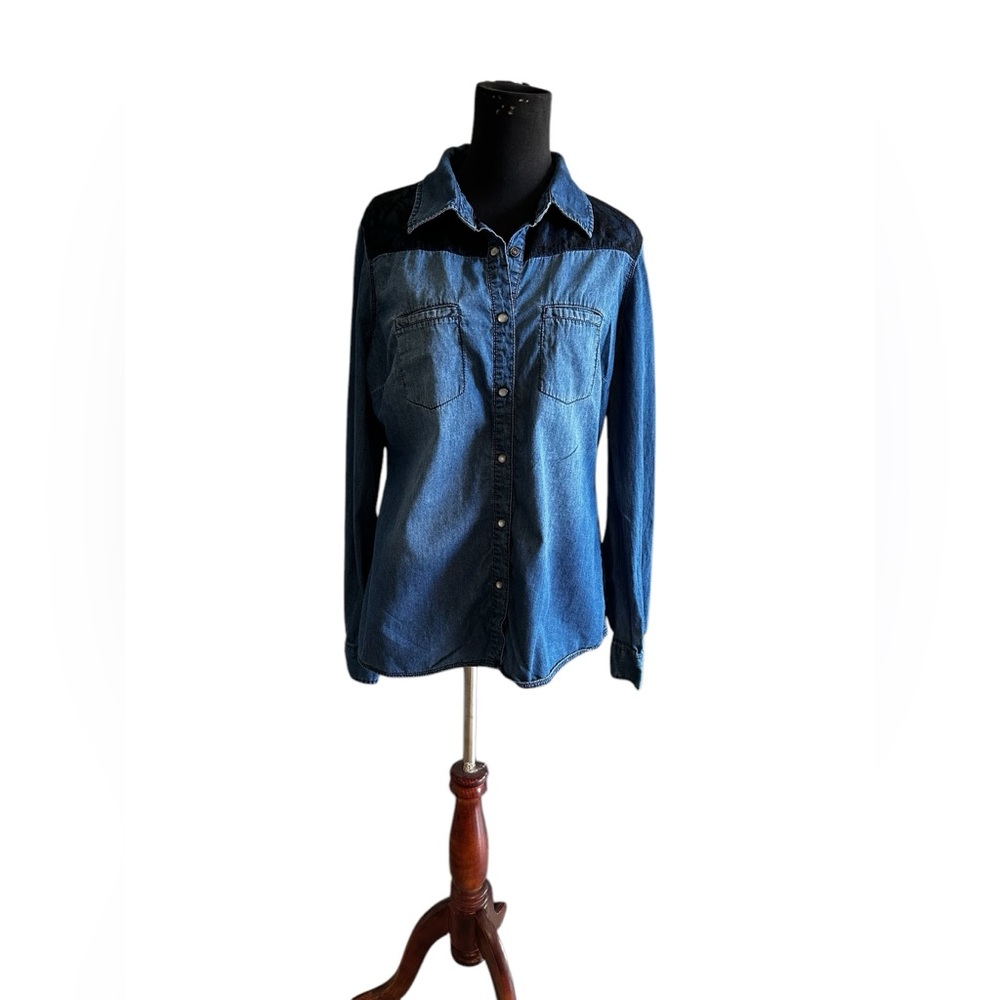 BOOM BOOM JEANS DENIM SHIRT W/LACE ABOVE CHEST AND BACK SZ LARGE